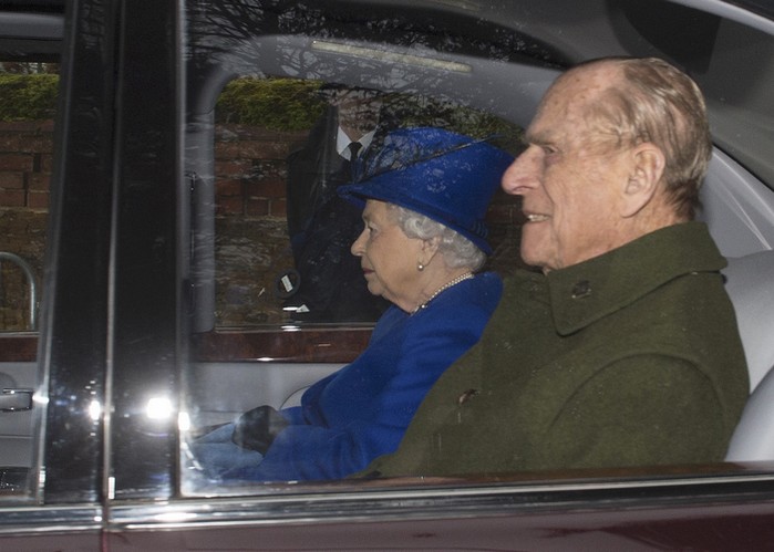 Britain's Queen Elizabeth and her husband Prince Philip leave after a service at St. Mary Magdalene church in Sandringham, Britain January 8, 2017.   REUTERS/Alan Walter