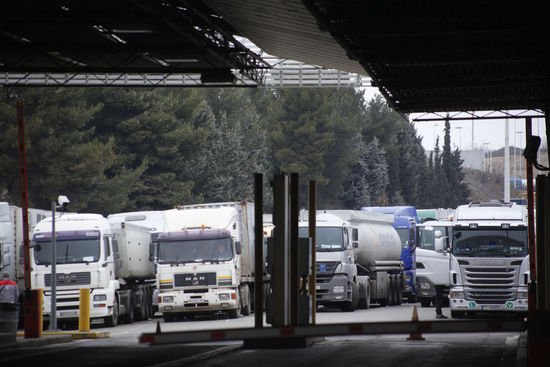 Δεκάδες φορτηγά είναι εγκλωβισμένα στο Τελωνείο των Ευζώνων στα σύνορα της Ελλάδας με την ΠΓΔΜ, από αγρότες και κτηνοτρόφους της Κεντρικής Μακεδονίας που έχουν αποκλείσει τον κόμβο της Ειδομένης, Τρίτη 31 Ιανουαρίου 2017. ΑΠΕ-ΜΠΕ/ΑΠΕ-ΜΠΕ/ΝΙΚΟΣ ΑΡΒΑΝΙΤΙΔΗΣ