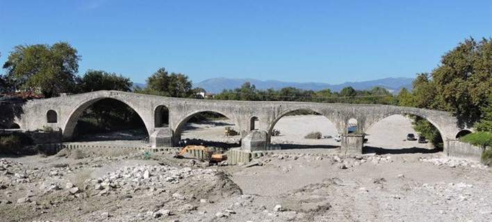 «Ξανανιώνει» το ιστορικό γεφύρι της Αρτας -Σε πλήρη εξέλιξη οι εργασίες