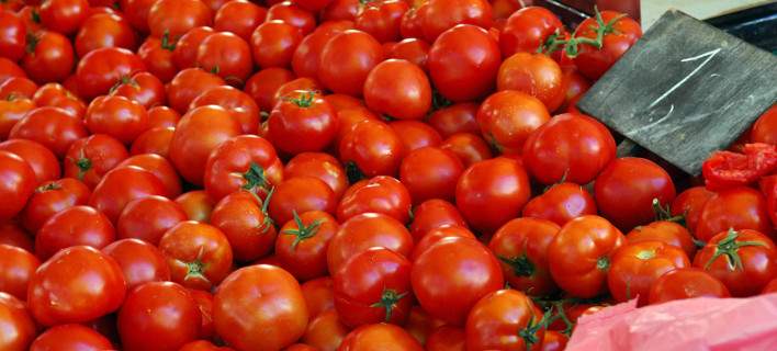 Πειραιάς: Δέσμευσαν πάνω από 8,5 τόνους ακατάλληλες ντομάτες και φρούτα