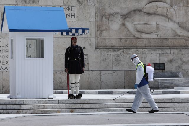 Municipal workers disinfect Syntagma square, in Athens, on March 24, 2020. Greece is on the second day of a strict nationwide lockdown seeking to halt the spread of the COVID-19 infection caused by novel coronavirus, with excursions from the home limited to attending work, buying food, visiting the doctor, walking the dog or going for a solitary jog. / Υπάλληλοι του Δήμου απολυμαίνουν την Πλατεία Συντάγματος κατα την διάρκεια της δεύτερης ημέρας επιβολής απαγόρευσης κυκλοφορίας, με εξαίρεση την έξοδο για και απο το χώρο εργασίας, αγορές τροφίμων, επίσκεψη σε γιατρό και φαρμακείο ή βόλτα κατοικίδιου και προσωπική άσκηση, Αθήνα, 24 Μαρτίου 2020.