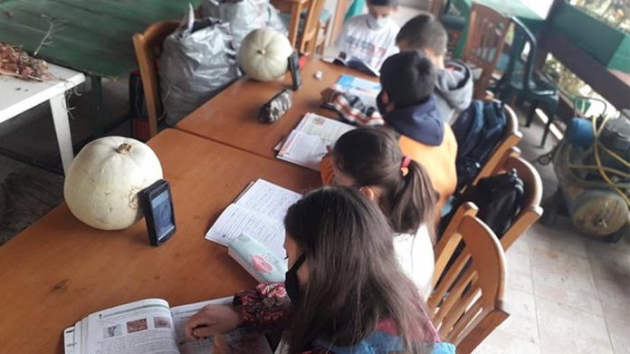 Παρατηρητήριο ΝΔ: Fake news με «παιδιά που κάνουν τηλεκπαίδευση στο καφενείο»