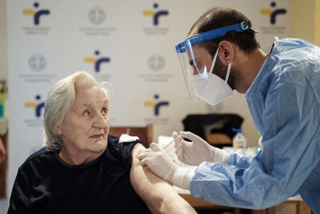Vaccination of elderly people for the new coronavirus disease (COVID-19) in a nursing home in Athens, Greece on January 4, 2021. / Εμβολιασμός ηλικιωμένων για την ασθένεια του νέου κορωνοϊού (COVID-19) σε γηροκομείο στα Μελίσσια Αττικής 4 Ιανουαρίου 2021.