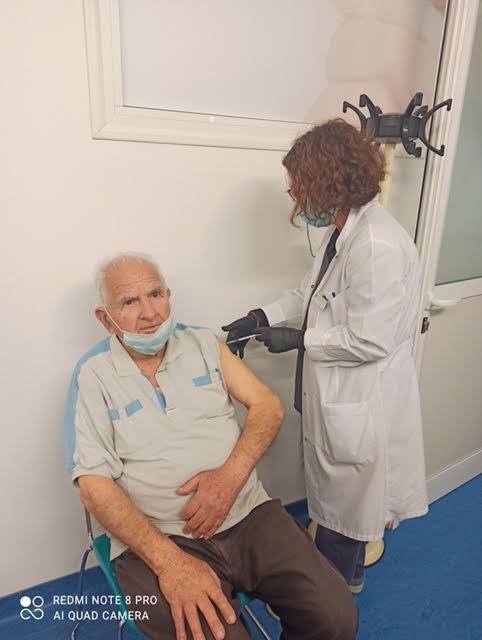 Ρόδος: Εμβολιάστηκε ο τελευταίος επιζών Δωδεκανήσιος Ιερολοχίτης