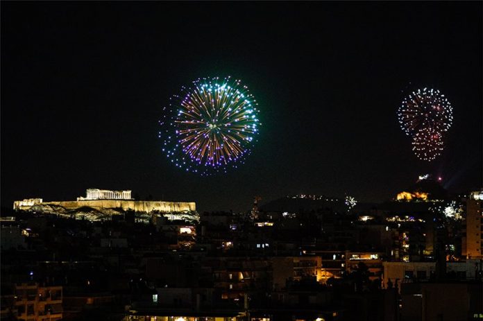 Η Αθήνα υποδέχτηκε το 2021 με ένα φαντασμαγορικό θέαμα
