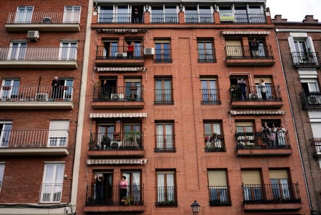 People confined in their homes applaud from their balconies in support of healthcare workers during the lockdown amid the coronavirus disease (COVID-19) outbreak in Madrid, Spain, April 10, 2020. REUTERS/Juan Medina