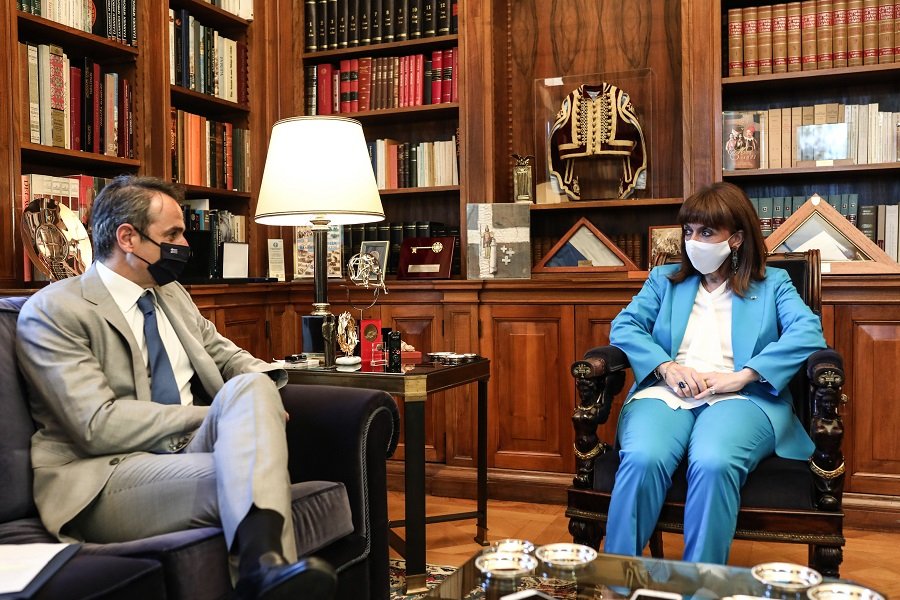 (ΞΕΝΗ ΔΗΜΟΣΙΕΥΣΗ) Η Πρόεδρος της Δημοκρατίας Κατερίνα Σακελλαροπούλου συνομιλεί με τον πρωθυπουργό Κυριάκο Μητσοτάκη (δεν εικονίζεται) κατά τη συνάντησή τους στο Προεδρικό Μέγαρο, Αθήνα Παρασκευή 23 Ιουλίου 2021.  ΑΠΕ- ΜΠΕ/ΠΡΟΕΔΡΙΑ ΤΗΣ ΔΗΜΟΚΡΑΤΙΑΣ/ΘΟΔΩΡΗΣ ΜΑΝΩΛΟΠΟΥΛΟΣ