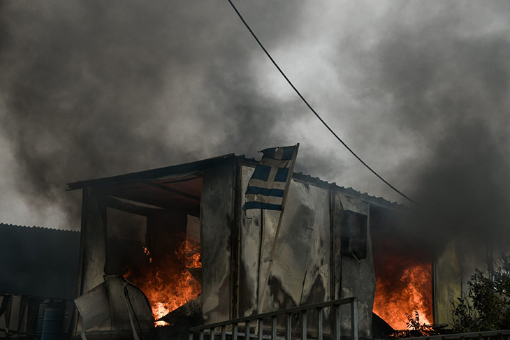 Μάχη με τις φλόγες - Αττική: Εκτός ελέγχου τα μέτωπα - Εκκενώθηκαν Σταμάτα, Ροδόπολη, Βαρυμπόμπη και Θρακομακεδόνες