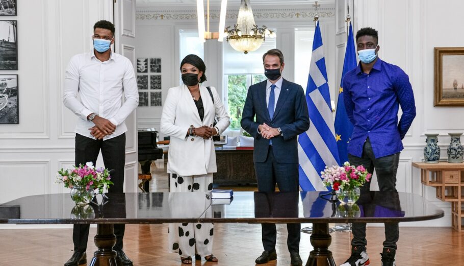 Τελετή ορκωμοσίας στο Μέγαρο Μαξίμου, παρουσία του Πρωθυπουργού,  της Βερόνικας Νκεμ Αντετοκούνμπο και του Εμέκα Αντετοκούνμπο, μητέρας και νεότερου αδελφού του Γιάννη Αντετοκούνμπο, που πολιτογραφούνται τιμητικά Έλληνες πολίτες. Πέμπτη 16 Σεπτεμβρίου 2021  (ΤΑΤΙΑΝΑ ΜΠΟΛΑΡΗ / EUROKINISSI)