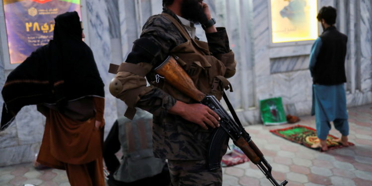 A Taliban soldier stands on a street in Kabul, Afghanistan, September 16, 2021. Picture taken on September 16, 2021. WANA (West Asia News Agency) via REUTERS  ATTENTION EDITORS - THIS PICTURE WAS PROVIDED BY A THIRD PARTY