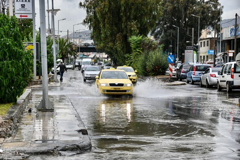 Extensive floods  due to heavy rain as «Balos » storm moves across the country, Iera Odos Avenue, in Athens, Greece on October 14, 2021. / Εκτεταμένες πλημμύρες έπειτα από το πέρασμα της κακοκαιρίας « Μπάλλος », Ιερά Οδός, Αθήνα,στις 14 Οκτωβρη, 2021