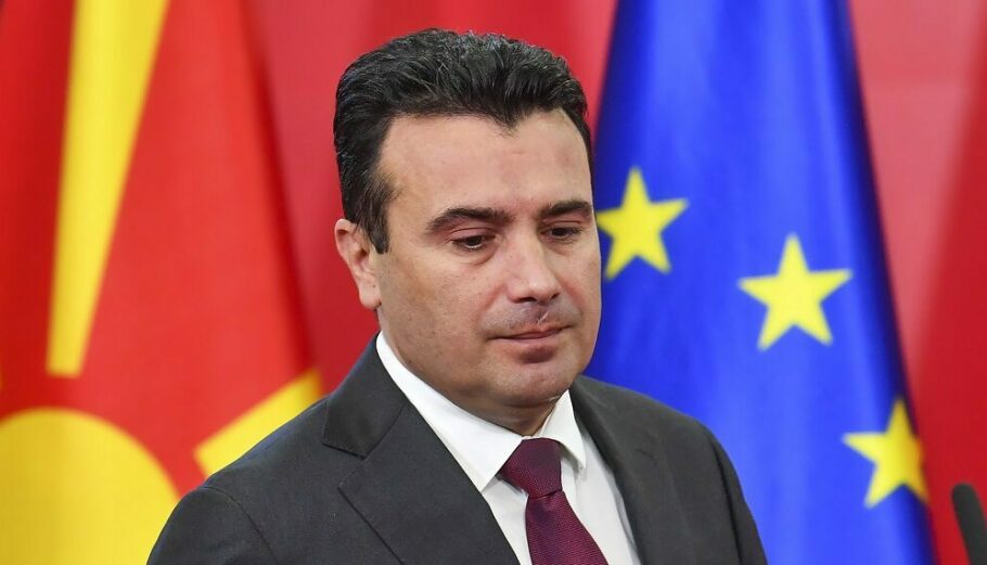 epa09556675 (FILE) Macedonian Prime Minister Zoran Zaev addresses a press conference to announce early Parliamentary election, in Skopje, Republic of North Macedonia, 19 October 2018 (reissued 31 October 2021). North Macedonian Prime Minister Zoran Zaev on 31 October 2021 announced his resignation as a Prime Minister and from the leader of SDSM Party, after his party lost in the second round of local elections.  EPA/GEORGI LICOVSKI *** Local Caption *** 55561037