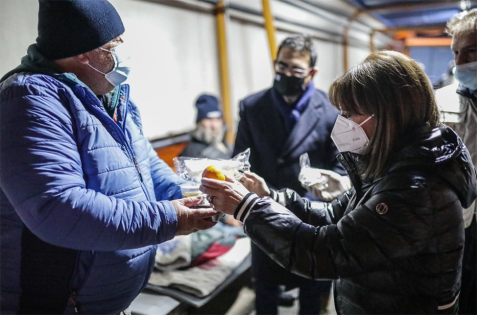 Η Πρόεδρος της Δημοκρατίας μοίρασε φαγητό σε αστέγους στο λιμάνι του Πειραιά