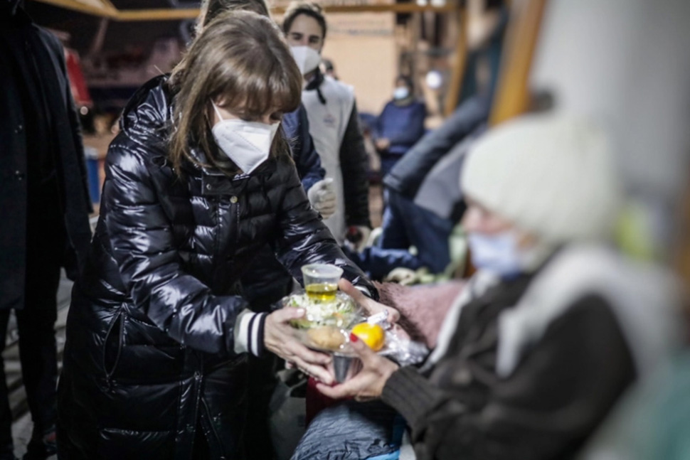 Η Πρόεδρος της Δημοκρατίας μοίρασε φαγητό σε αστέγους στο λιμάνι του Πειραιά