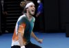 Στέφανος Τσιτσιπάς: Στους «4» του Australian Open με εκπληκτική εμφάνιση και θρίαμβο επί του Σίνερ!