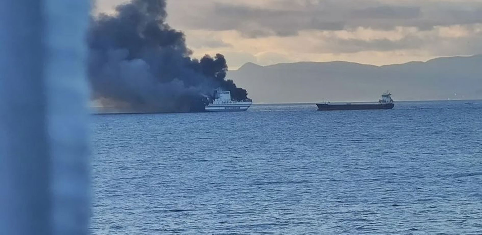 Συγκλονιστικό βίντεο! Φωτιά σε πλοίο στην Κέρκυρα - Άνθρωποι από το φλεγόμενο Euroferry καλούν σε βοήθεια