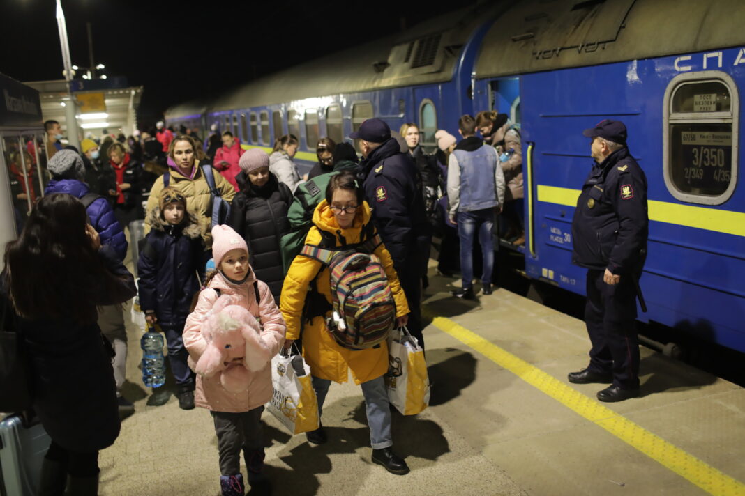 epa09788035 Ukrainian refugees arrive by train from Kiev at the Warszawa Wschodnia station in Warsaw, Poland, 26 February 2022. Russian troops entered Ukraine on 24 February prompting the country's president to declare martial law and triggering a series of announcements by Western countries to impose severe economic sanctions on Russia.  EPA/ALBERT ZAWADA POLAND OUT