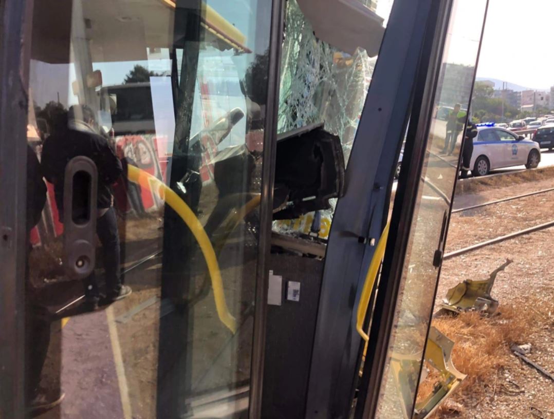 Σοκ στην Παραλιακή! Λεωφορείο γεμάτο επιβάτες «καρφώθηκε» σε κολώνα