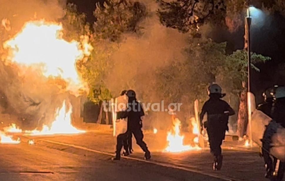 Νύχτα επεισοδίων στη Θεσσαλονίκη: «Πεδίο μάχης» το ΑΠΘ