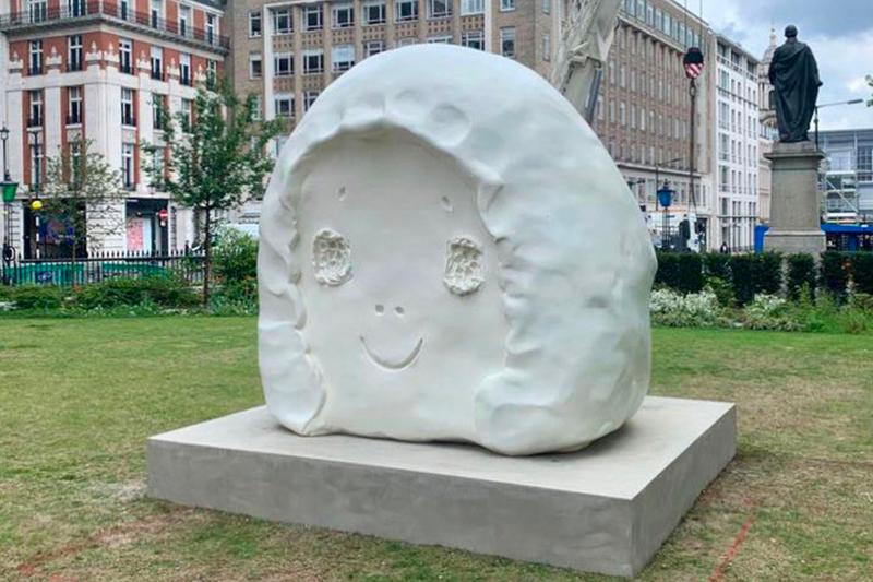Έκκληση για ειρήνη το γλυπτό «Peace Head» του Yoshitomo Nara στο Λονδίνο