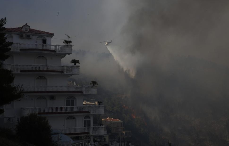 Φωτιά : Είκοσι σπίτια έχουν υποστεί ζημιές- Νύχτα αγωνίας – Φόβος για αναζωπυρώσεις