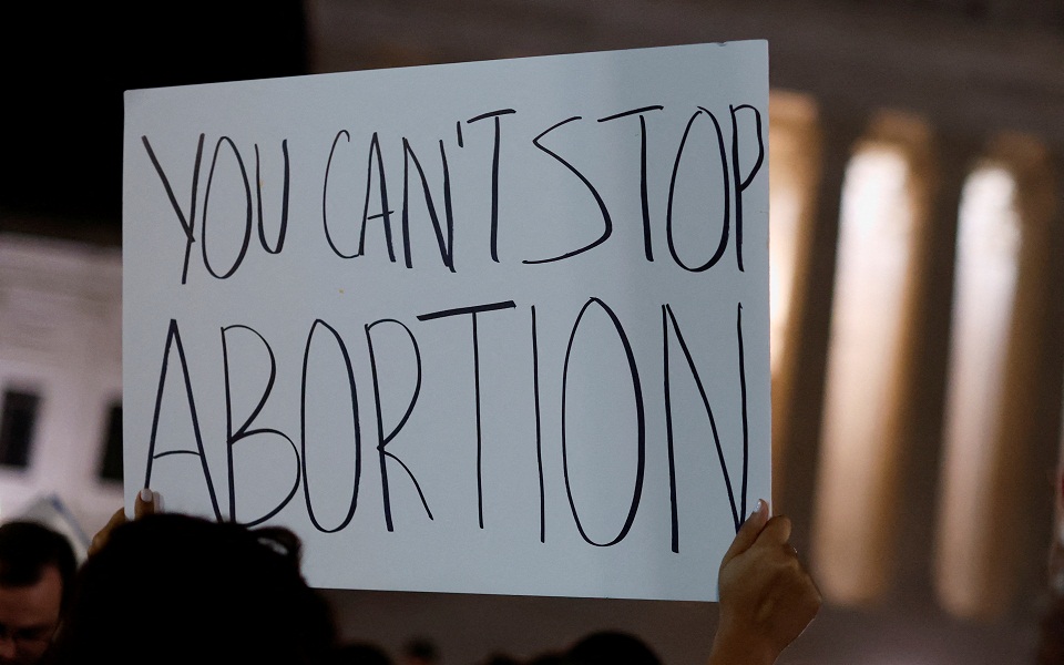 ΗΠΑ: Αντιδράσεις στην ιστορική απόφαση του Ανωτάτου Δικαστηρίου που ανατρέπει τον νόμο για το δικαίωμα στην άμβλωση
