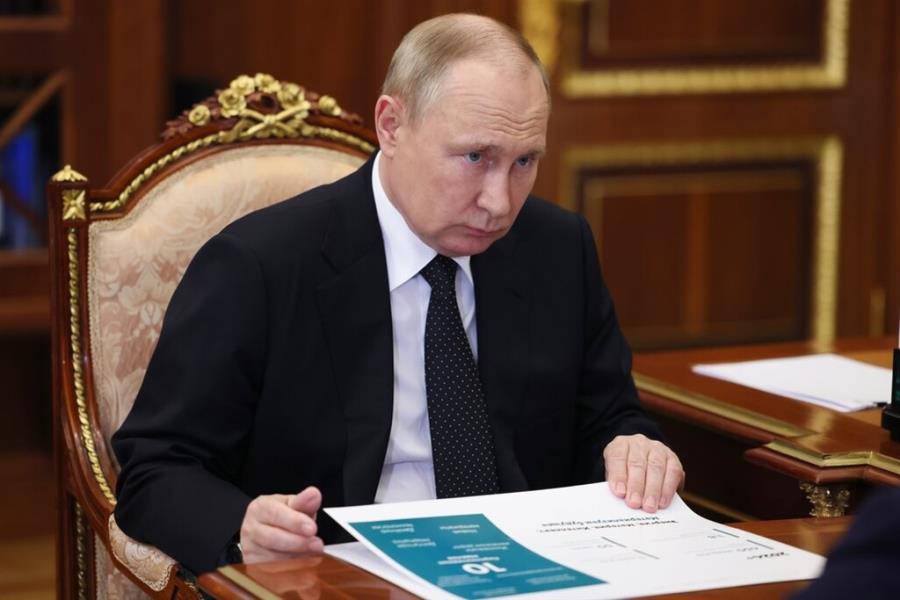 ΕΚΠΑ: Αφαίρεση από τον Πούτιν του τίτλου του επίτιμου διδάκτορα