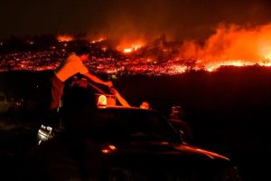 Κόλαση με τη φωτιά στη Πεντέλη - Δύσκολη νύχτα με ανέμους