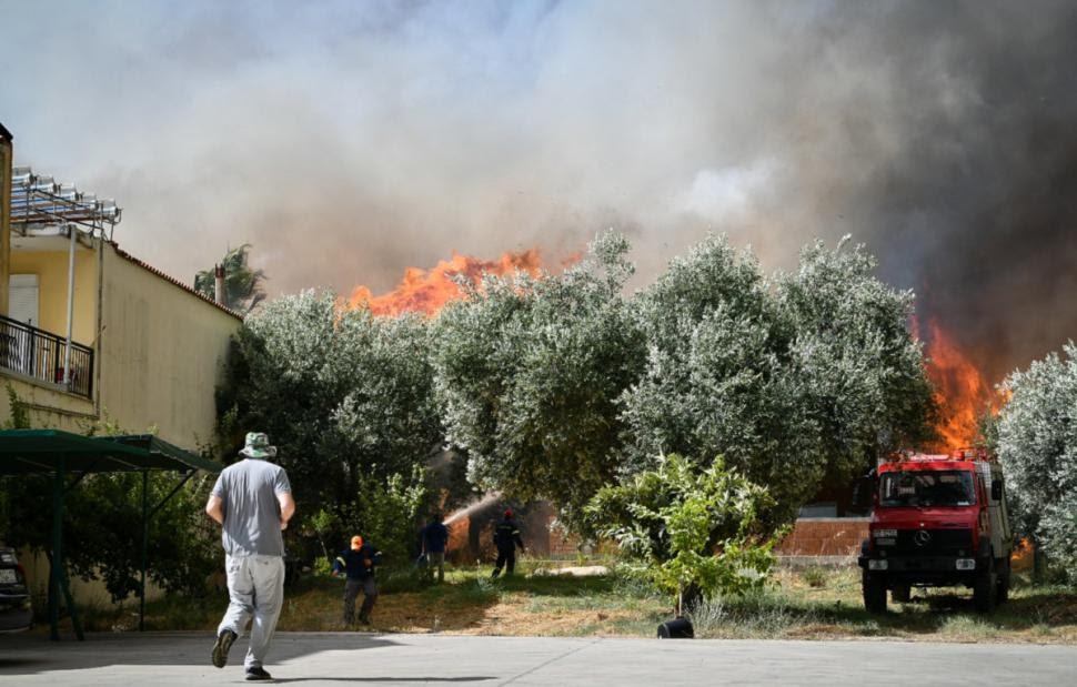 Μεγάλη μάχη με τις φλόγες δίνουν οι πυροσβεστικές δυνάμεις στην Ηλεία