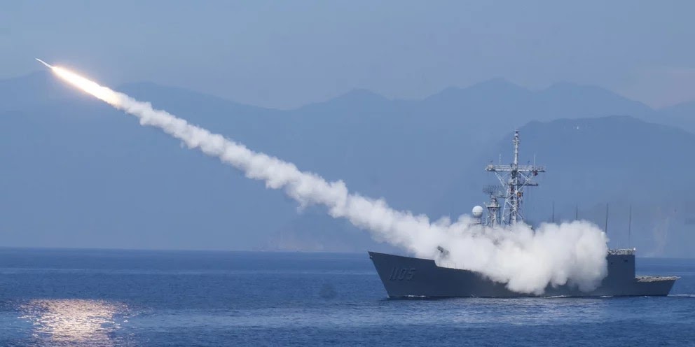Πολεμικά πλοία της Κίνας και της Ταϊβάν παίζουν τη «γάτα με το ποντίκι»
