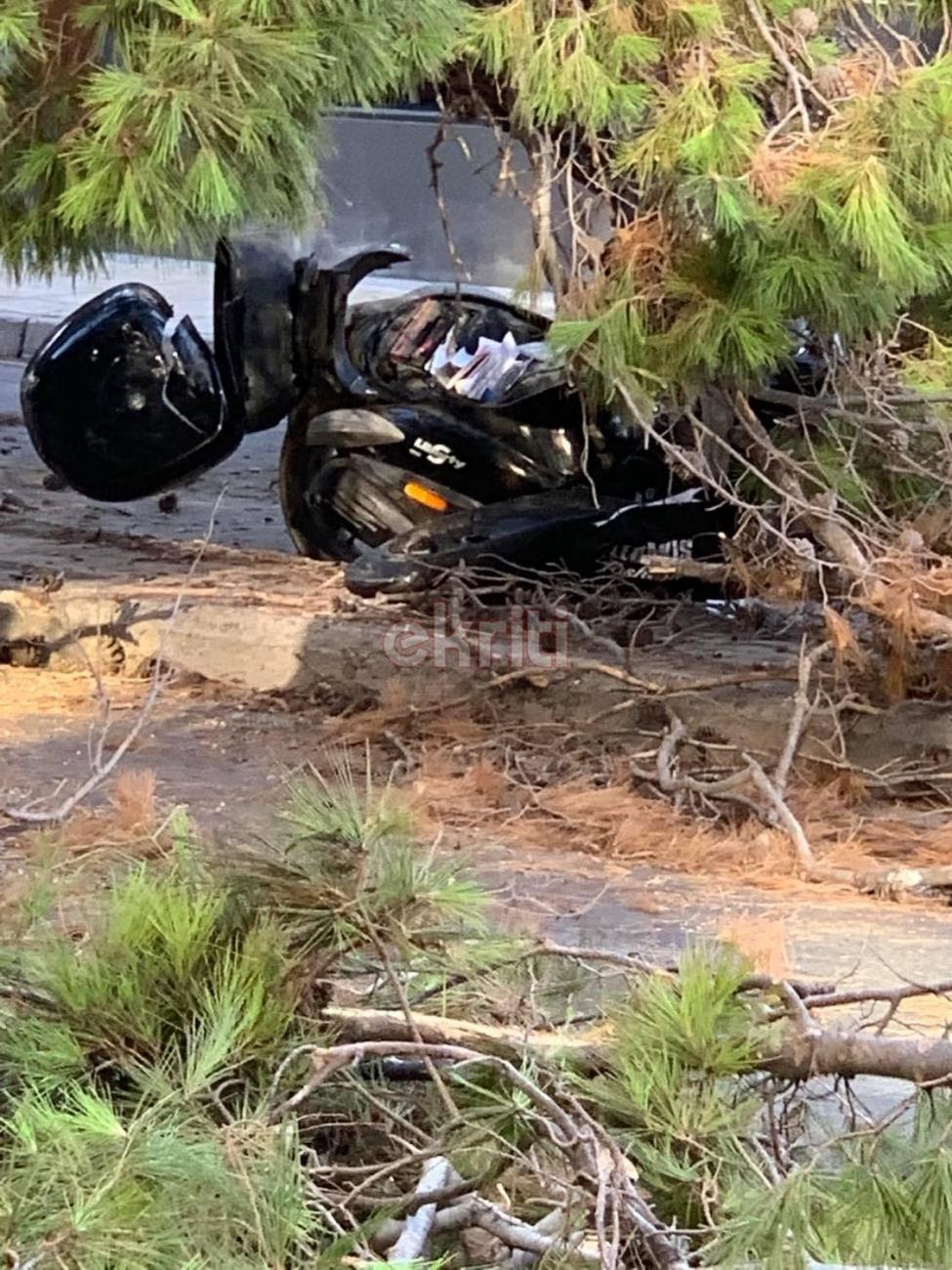 ΕΚΤΑΚΤΟ - Tραγωδία στο Ηράκλειο: Νεκρός 50χρονος μοτοσικλετιστής που καταπλακώθηκε από δέντρο