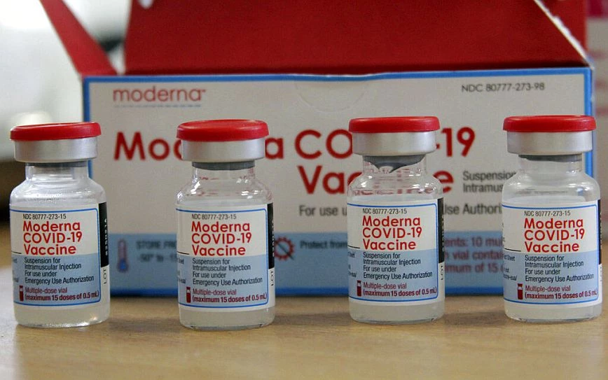 Κορονοϊός: Η Βρετανία ενέκρινε το εμβόλιο της Moderna για τη μετάλλαξη Όμικρον