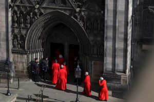 Live: Έφθασε στον καθεδρικό ναό στη Σκωτία η σορός της Ελισάβετ