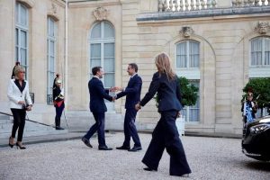 Μητσοτάκης - Μακρόν: Τα χάδια στον σκύλο του Γάλλου προέδρου, τα χαμόγελα Μπριζίτ - Μαρέβας