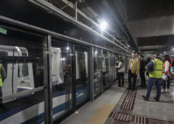 Με αφορμή την παρουσία του πρωθυπουργού στο Μετρό, ειδησεογραφικά συνεργεία επιβιβάστηκαν, σε συρμό του Μετρό στην Θεσσαλονίκη και πραγματοποίησαν τη διαδρομή όλης της βασικής γραμμής η οποία ξεκινάει από τον σταθμό Νέο Σιδηροδρομικό Σταθμό και καταλήγει στο πάρκο της Νέας Ελβετίας, Πέμπτη 18 Μαΐου 2023. Η βασική γραμμή του μετρό διατρέχει 13 σταθμούς συν το αμαξοστάσιο της Πυλαίας μέσα σε 17 λεπτά, ενώ το όριο ταχύτητας είναι τα 80 χιλιόμετρα την ώρα.
(ΒΑΣΙΛΗΣ ΒΕΡΒΕΡΙΔΗΣ/ΜΟΤΙΟΝΤΕΑΜ)