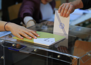 Πολίτες ασκούν το εκλογικό τους δικαίωμα για τις Βουλευτικές Εκλογές 2023, σε εκλογικό τμήμα του Δήμου Αθήνας , Αθήνα Κυριακή 21 Μαΐου 2023. Διεξάγονται από τις 7.00 το πρωί έως τις 7.00 το απόγευμα οι Βουλευτικές Εκλογές 2023.   ΑΠΕ-ΜΠΕ/ΑΠΕ-ΜΠΕ/ΑΛΕΞΑΝΔΡΟΣ ΒΛΑΧΟΣ