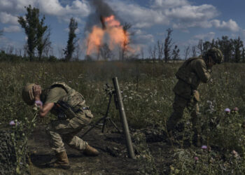 Ukrainian soldiers fire a mortar towards Russian positions at the front line, near Bakhmut, Donetsk region, Ukraine, Saturday, Aug. 12 2023. (AP photo/Libkos)