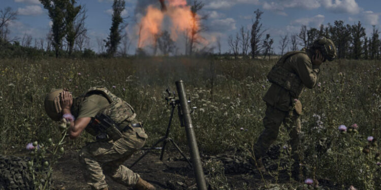 Ukrainian soldiers fire a mortar towards Russian positions at the front line, near Bakhmut, Donetsk region, Ukraine, Saturday, Aug. 12 2023. (AP photo/Libkos)