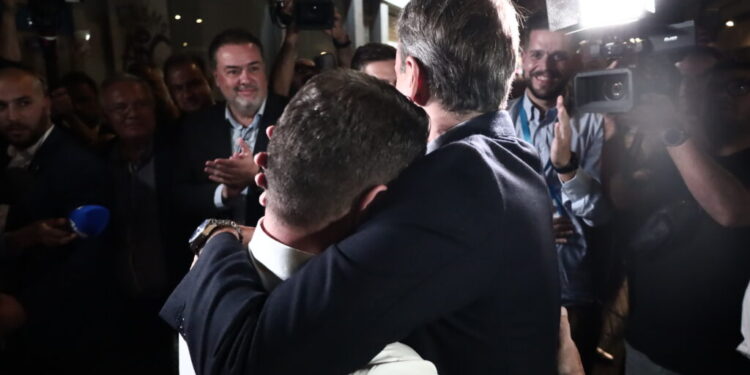 Ο Πρωθυπουργός Κυριάκος Μητσοτάκης στο γραφείο του υποψηφίου Περιφερειάρχη Αττικής Νίκου Χαρδαλιά για να τον συγχαρεί για την πρωτιά στις περιφερειακές εκλογές, Κυριακή 8 Οκτωβρίου 2023. 
(ΚΩΣΤΑΣ ΤΖΟΥΜΑΣ/EUROKINISSI)