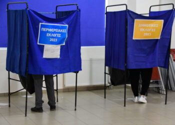 ΑΡΓΟΛΙΔΑ - Στιγμιότυπο από την ψηφοφορία για τις δημοτικές και περιφερειακές εκλογές σε εκλογικό τμήμα της Αργολίδας Κυριακή 8 Οκτωβρίου 2023. (ΒΑΣΙΛΗΣ ΠΑΠΑΔΟΠΟΥΛΟΣ /EUROKINISSI)