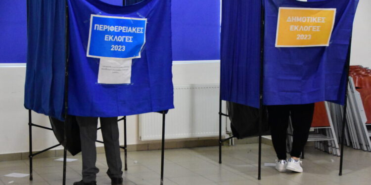 ΑΡΓΟΛΙΔΑ - Στιγμιότυπο από την ψηφοφορία για τις δημοτικές και περιφερειακές εκλογές σε εκλογικό τμήμα της Αργολίδας Κυριακή 8 Οκτωβρίου 2023. (ΒΑΣΙΛΗΣ ΠΑΠΑΔΟΠΟΥΛΟΣ /EUROKINISSI)