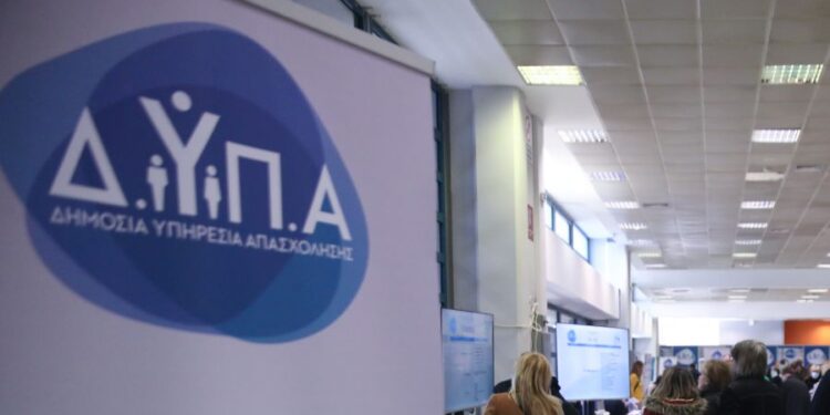 Ο πρωθυπουργός Κυριάκος Μητσοτάκης σε συζήτηση στο πλαίσιο της 14ης εκδήλωσης "Ημέρες Καριέρας", που διοργάνωσε η Δημόσια Υπηρεσία Απασχόλησης (ΔΥΠΑ) στο εκθεσιακό κέντρο Helexpo στο Μαρούσι, Κυριακή 12 Φεβρουαρίου 2023. 
(ΓΙΑΝΝΗΣ ΠΑΝΑΓΟΠΟΥΛΟΣ/EUROKINISSI)