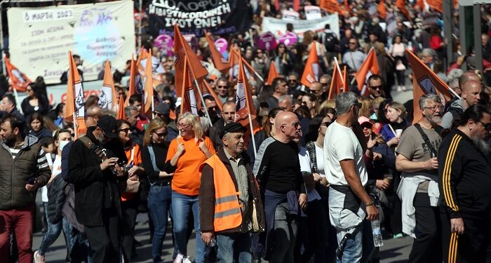 Διαδηλωτές συμμετέχουν σε πορεία διαμαρτυρίας στο κέντρο της Αθήνας, κατά τη διάρκεια της 24ωρης πανελλαδικής απεργίας εργαζομένων, ως αντίδραση στο πιο πολύνεκρο σιδηροδρομικό δυστύχημα στην ιστορία της χώρας, που έγινε στα Τέμπη, Τετάρτη 8 Μαρτίου 2023. 24ωρη πανελλαδική απεργία κήρυξε για σήμερα η ΑΔΕΔΥ, με κύρια αιτήματα να μπει τέρμα στην πολιτική των ιδιωτικοποιήσεων και να αποδοθούν οι πραγματικές ευθύνες για το σιδηροδρομικό δυστύχημα στα Τέμπη που στοίχισε τη ζωή 57 ανθρώπων. ΑΠΕ-ΜΠΕ/ΑΠΕ-ΜΠΕ/ΟΡΕΣΤΗΣ ΠΑΝΑΓΙΩΤΟΥ