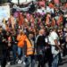 Διαδηλωτές συμμετέχουν σε πορεία διαμαρτυρίας στο κέντρο της Αθήνας, κατά τη διάρκεια της 24ωρης πανελλαδικής απεργίας εργαζομένων, ως αντίδραση στο πιο πολύνεκρο σιδηροδρομικό δυστύχημα στην ιστορία της χώρας, που έγινε στα Τέμπη, Τετάρτη 8 Μαρτίου 2023. 24ωρη πανελλαδική απεργία κήρυξε για σήμερα η ΑΔΕΔΥ, με κύρια αιτήματα να μπει τέρμα στην πολιτική των ιδιωτικοποιήσεων και να αποδοθούν οι πραγματικές ευθύνες για το σιδηροδρομικό δυστύχημα στα Τέμπη που στοίχισε τη ζωή 57 ανθρώπων. ΑΠΕ-ΜΠΕ/ΑΠΕ-ΜΠΕ/ΟΡΕΣΤΗΣ ΠΑΝΑΓΙΩΤΟΥ