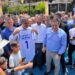 O Mητσοτάκης έριξε βολές σε γήπεδο μπάσκετ στο Αγρίνιο – Τού έκαναν δώρο φανέλα με το όνομά του