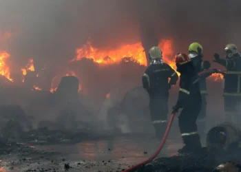 Κηφισιά: Οι πρώτες πληροφορίες για τα αίτια της φωτιάς στο εργοστάσιο - Ξεκίνησε από μπαταρία αυτοκινήτου