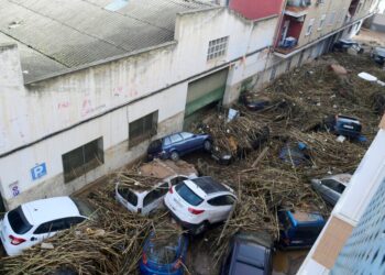 A picture taken in Picanya, near Valencia, eastern Spain, on October 30, 2024 shows cars piled in a stree after floods. Floods triggered by torrential rains in Spain's eastern Valencia region has left 51 people dead, rescue services said on October 30. (Photo by Jose Jordan / AFP)