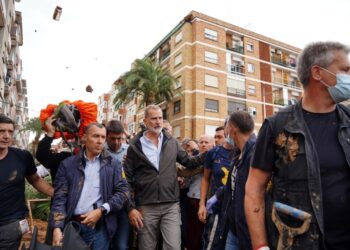 King Felipe VI of Spain (C) is heckled by angry residents who throw mud and objects during his visit to Paiporta, in the region of Valencia, eastern Spain, on November 3, 2024, in the aftermath of devastating deadly floods. A delegation led by Spain's king and prime minister was heckled today as it visited the Valencia region hit by deadly floods, with some screaming "assassins" and others throwing mud, according to AFP journalists on the scene. King Felipe VI and Queen Letizia visited the town of Paiporta, one of the most affected by the floods that have killed more than 200 people, alongside Prime Minister Pedro Sanchez and other officials. (Photo by Manaure Quintero / AFP)