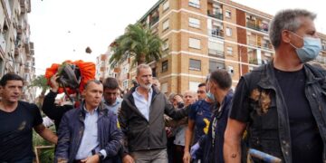 King Felipe VI of Spain (C) is heckled by angry residents who throw mud and objects during his visit to Paiporta, in the region of Valencia, eastern Spain, on November 3, 2024, in the aftermath of devastating deadly floods. A delegation led by Spain's king and prime minister was heckled today as it visited the Valencia region hit by deadly floods, with some screaming "assassins" and others throwing mud, according to AFP journalists on the scene. King Felipe VI and Queen Letizia visited the town of Paiporta, one of the most affected by the floods that have killed more than 200 people, alongside Prime Minister Pedro Sanchez and other officials. (Photo by Manaure Quintero / AFP)