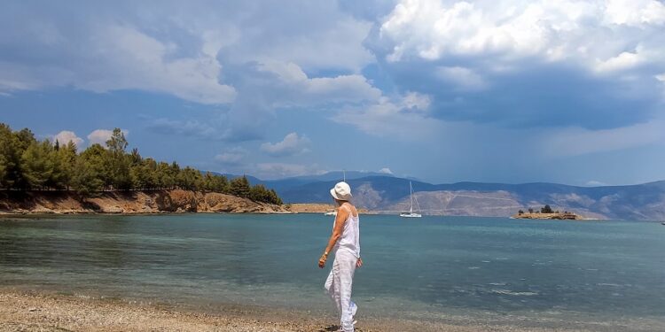 ΓΥΝΑΙΚΑ  ΣΤΗ ΠΑΡΑΛΙΑ ΓΙΑΝΝΑΚΗΣ ΣΤΟ ΓΑΛΑΞΙΔΙ (ΓΙΑΝΝΗΣ ΠΑΝΑΓΟΠΟΥΛΟΣ/ EUROKINISSI)